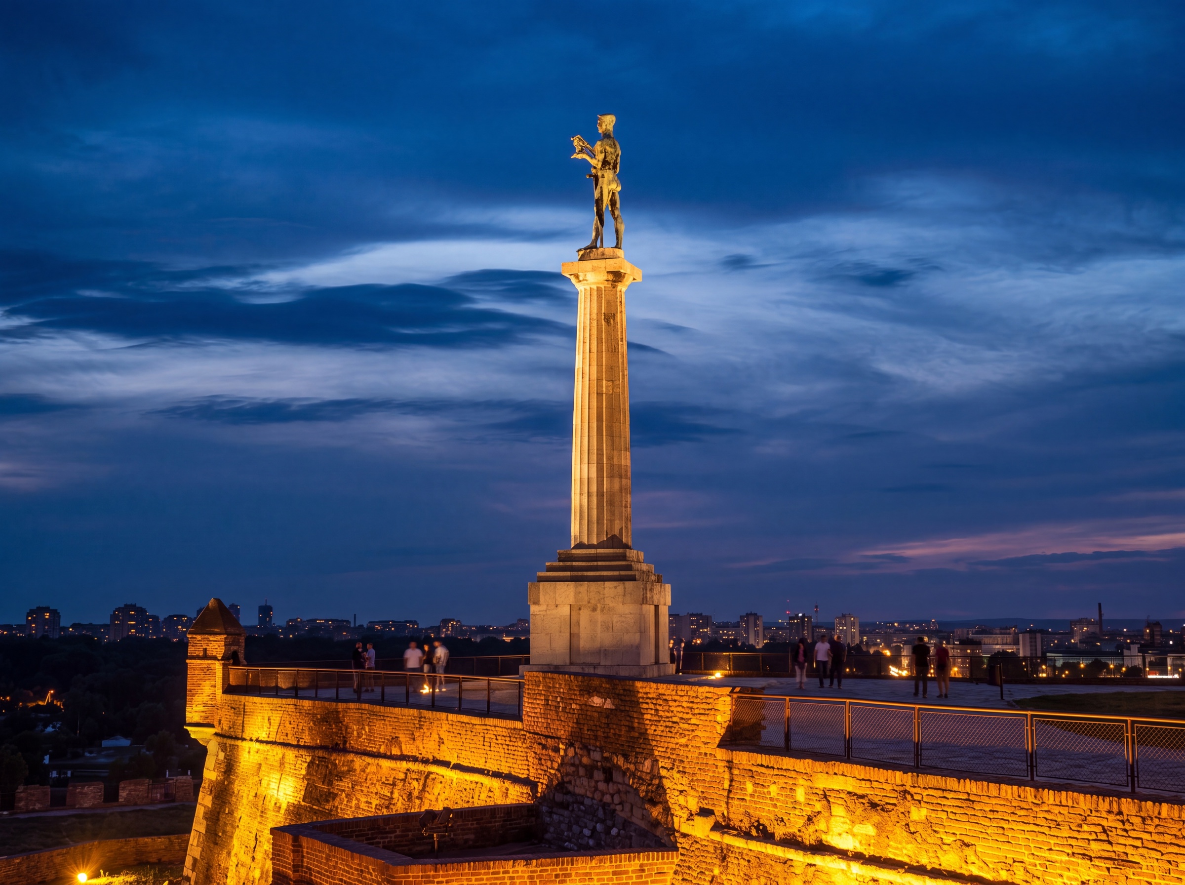Pobednik monument at Kalemegdan at night / Spomenik Pobednik na Kalemegdanu noću